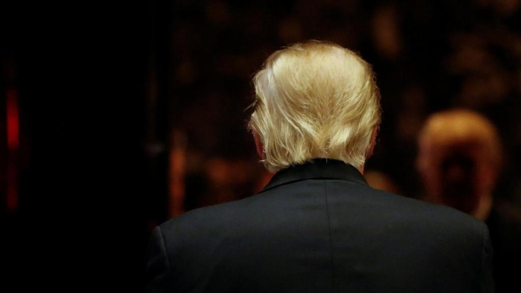Trump entrando en su torre epónima.