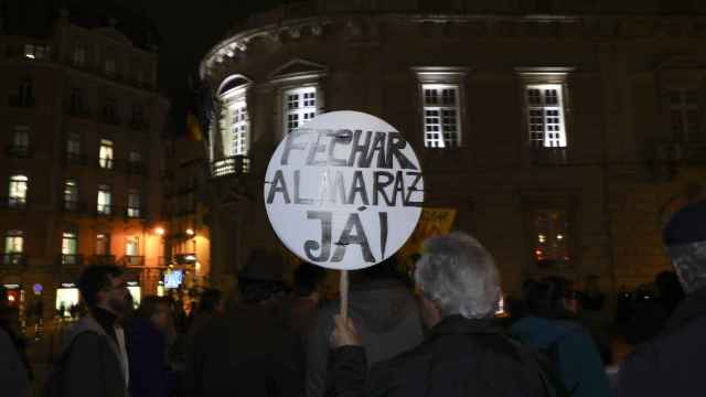 Protesta ante la embajada de España en Lisboa por la central de Almaraz.