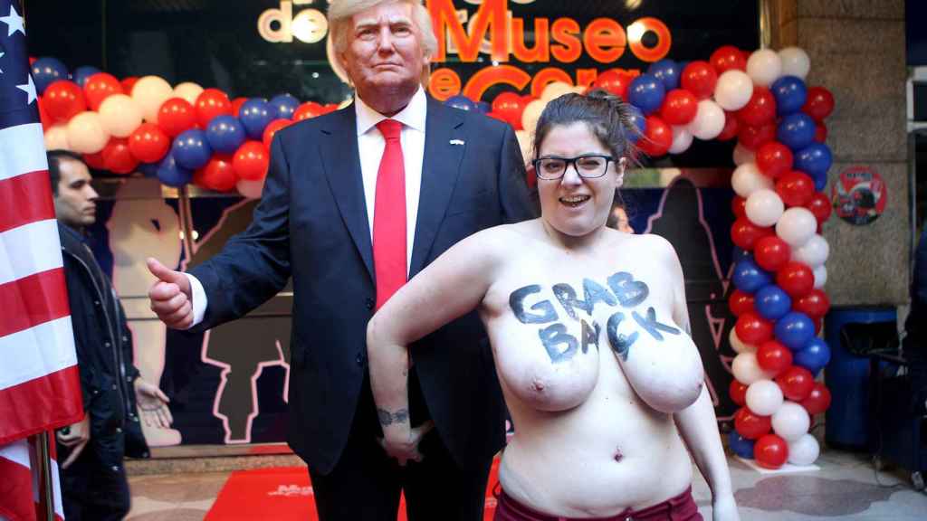 Una activista de Femen se desnuda frente a la figura de cera de Trump en Madrid