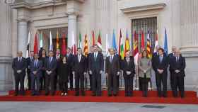 El rey, Mariano Rajoy y la vicepresidenta del Gobierno junto con todos los presidentes regionales menos Puigdemont y Urkullu.
