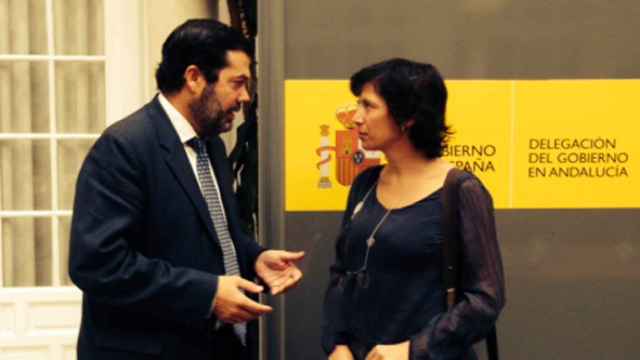 Ana Gallego, nueva directora de la  Filmoteca Española, junto al alcalde de Gelves.