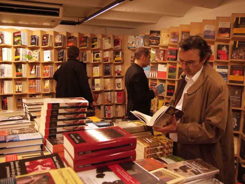Un cliente en la librería Antonio Machado.