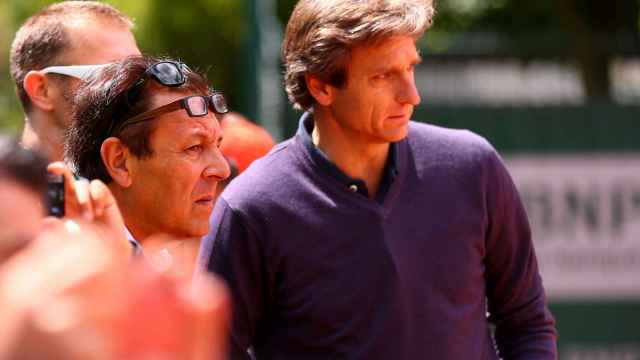 Carlos Costa junto al padre de Rafael Nadal en Roland Garros.