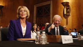 DeVos afrontaba una feroz resistencia en el Senado.