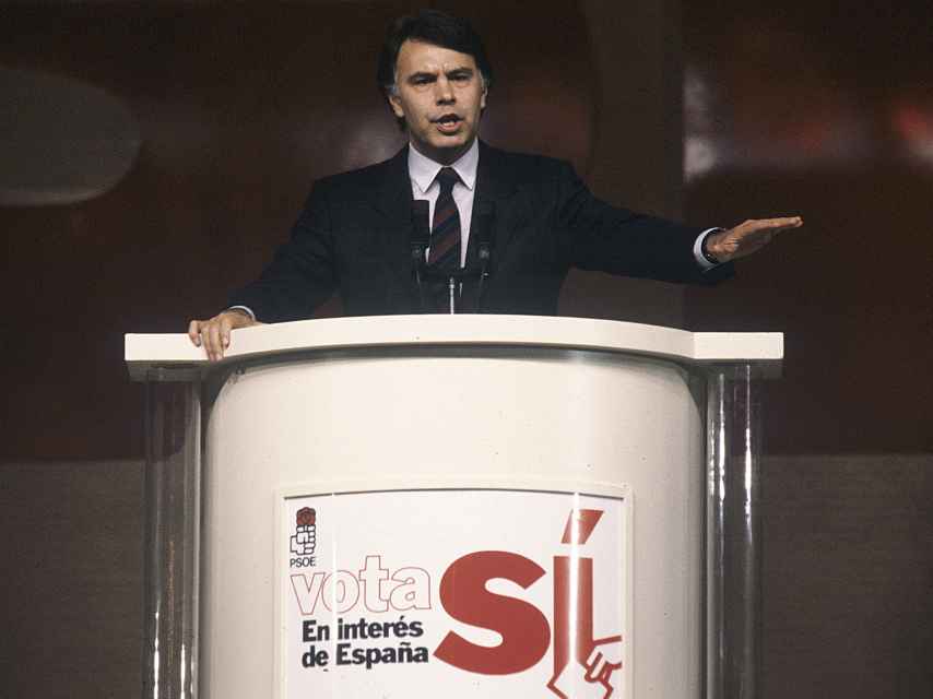 Felipe González durante el cierre de campaña para defender la permanencia de España en la OTAN.