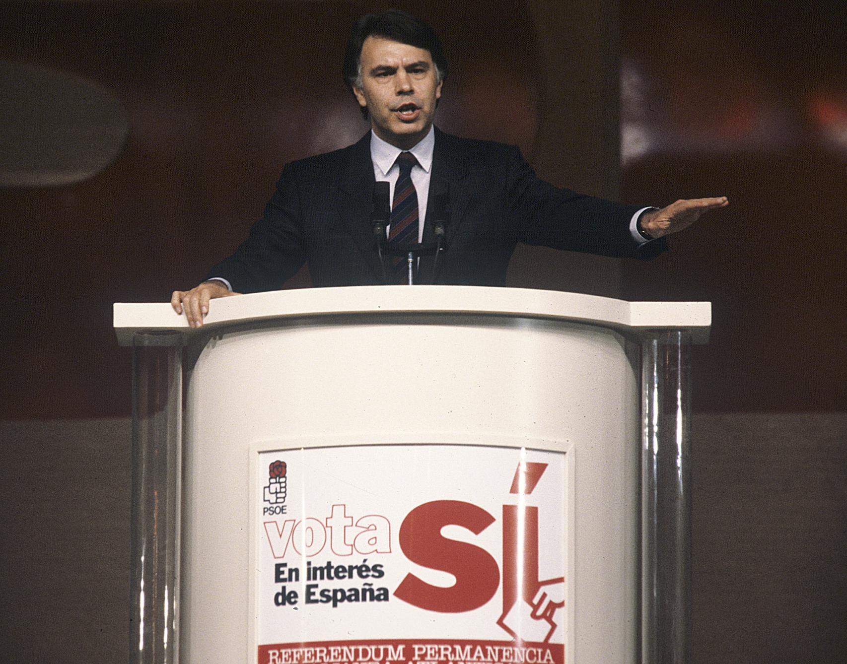 Felipe González durante el cierre de campaña para defender la permanencia de España en la OTAN.