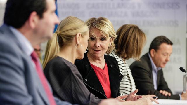 Cristina Cifuentes junto con Esperanza Aguirre. Al fondo, Íñigo Henríquez de Luna.