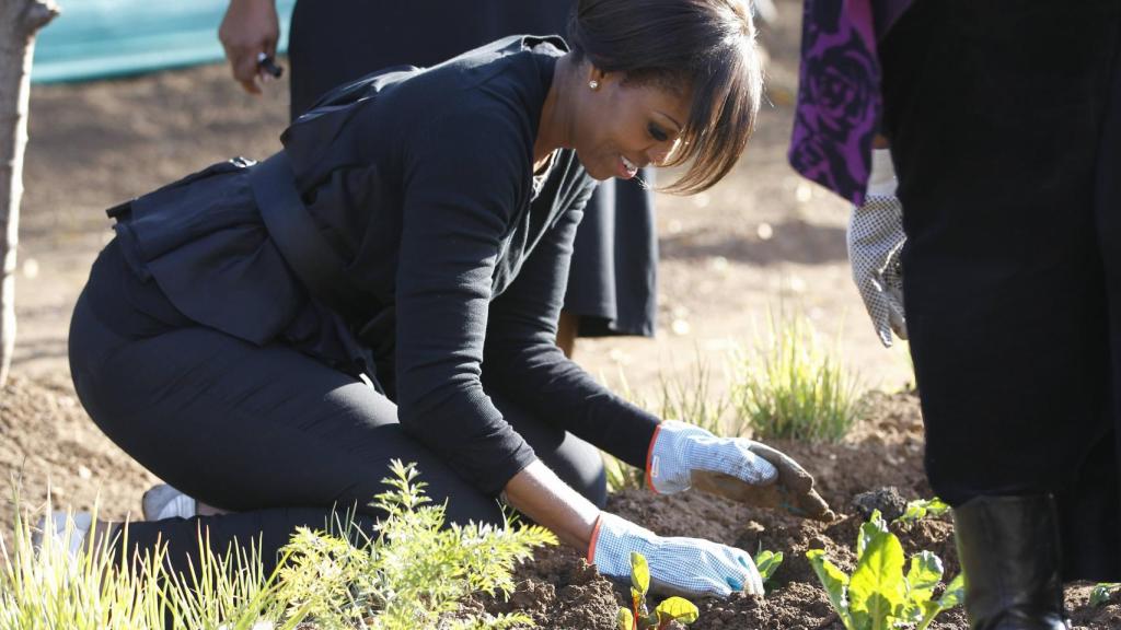 Michelle Obama trabaja el huerto