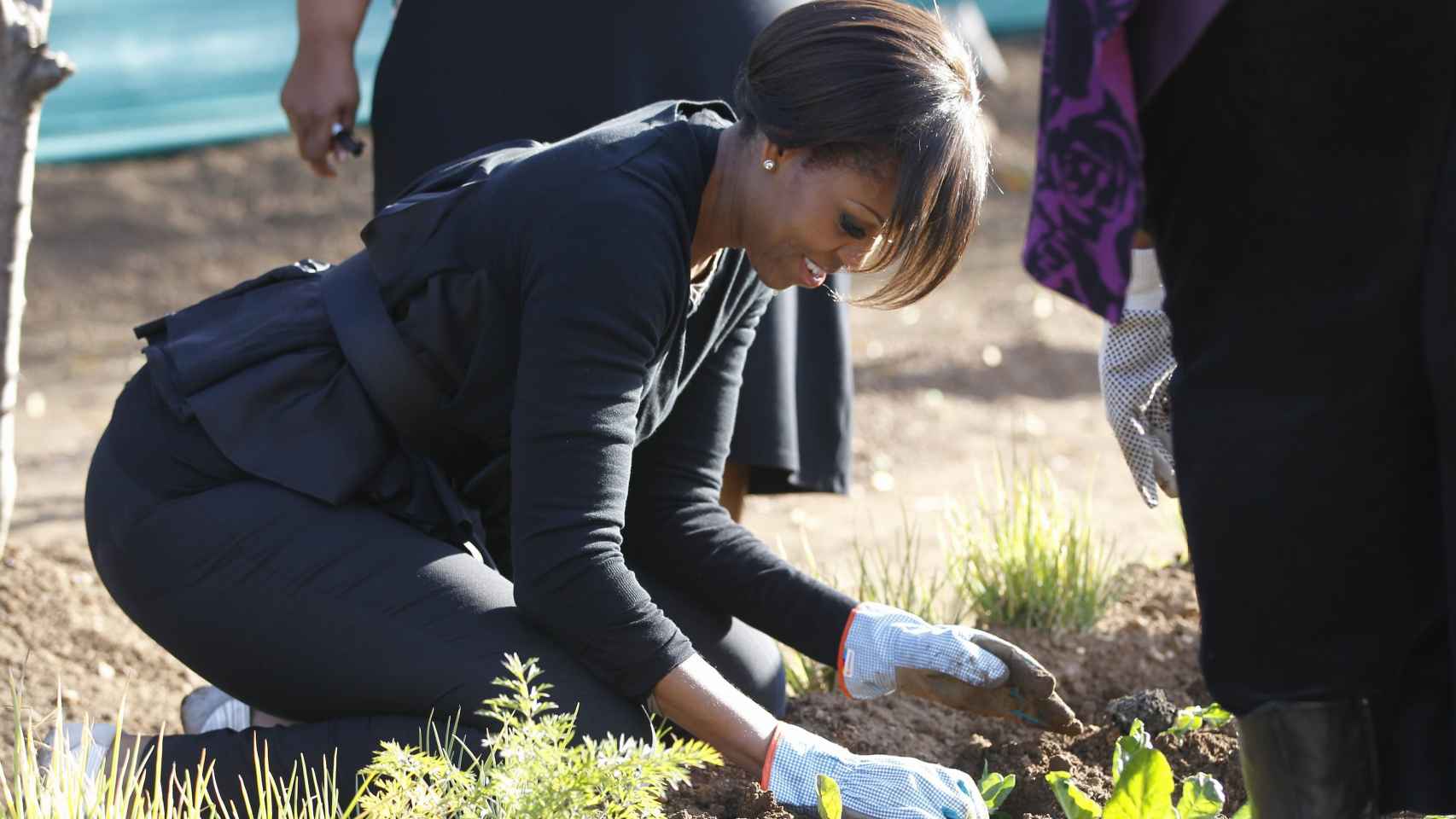 Michelle Obama trabaja el huerto