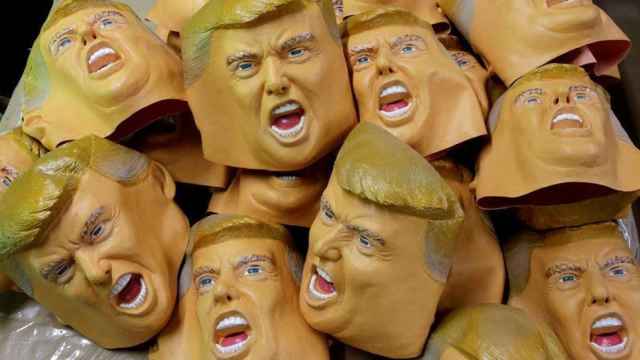 Máscaras de Trump en un taller de Japón días antes de su investidura como presidente de EEUU.