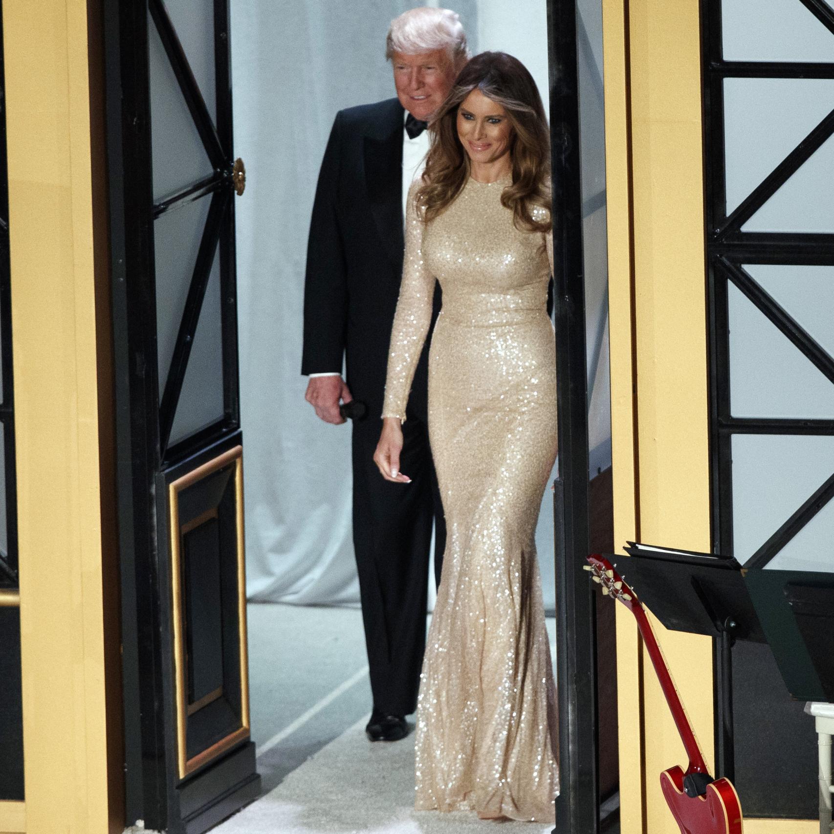La espectacular primera dama con un traje dorado a pocas horas de que su marido jure como presidente
