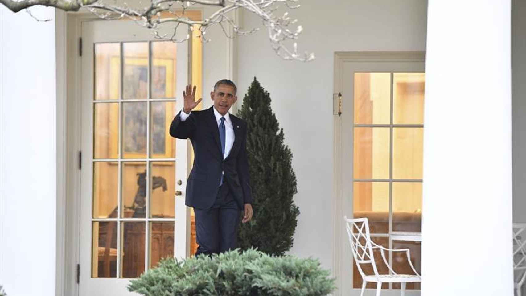 Obama en el exterior de la Casa Blanca a escasos minutos de abandonarla.