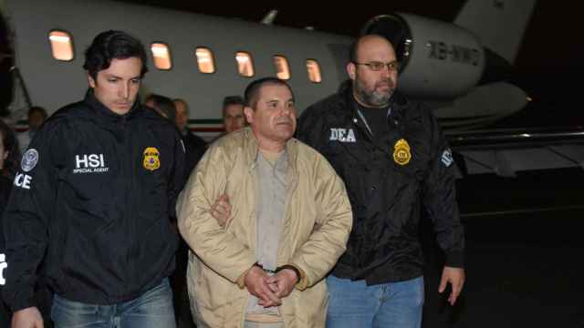 El Chapo, a su llegada anoche al aeropuerto de Long Island.
