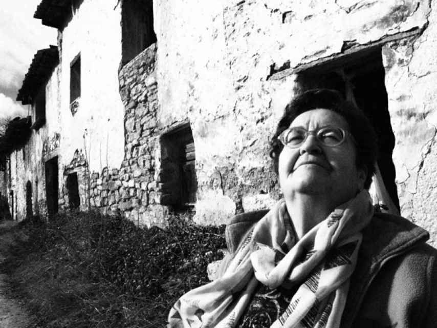 Lucía Carceller visita la aldea de Les Alberedes (Castelló), despoblada desde hace un cuarto de siglo.