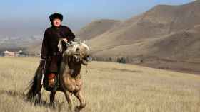 El presidente de Mongolia sobre un caballo mongol.