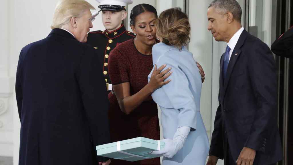 Melania y Donald Trump saludando a Michelle y Barack Obama en su llegada a la Casablanca.