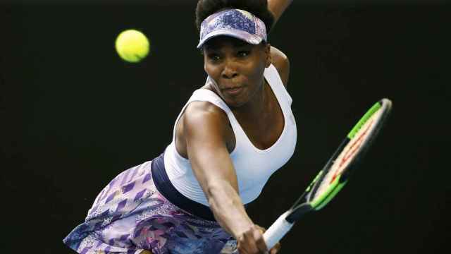 Venus Williams devuelve una bola en Australia.