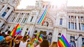 Bandera del Orgullo desplegada en el Ayuntamiento de Madrid en 2016