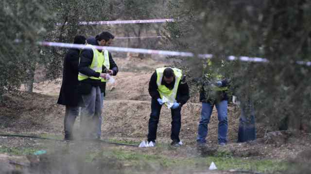 Efectivos de la Policía en el lugar donde un cazador ha matado a dos agentes rurales en Aspa (Lleida)
