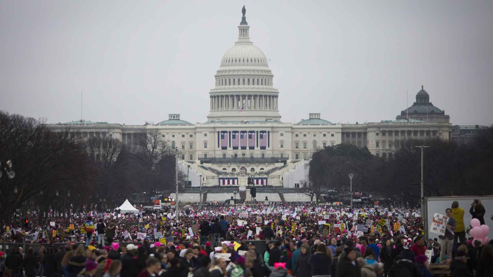 Miles de personas se manifiestan en la 'Marcha de las Mujeres' ante el Capitolio.