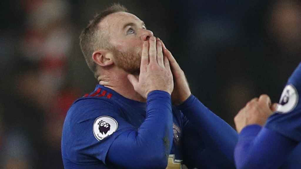 Wayne Rooney celebra su histórico gol ante el Stoke.