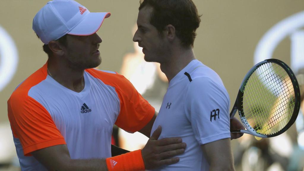 Zverev saluda a Murray tras su victoria.