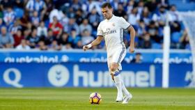 Pepe juega un balón en el encuentro frente al Alavés