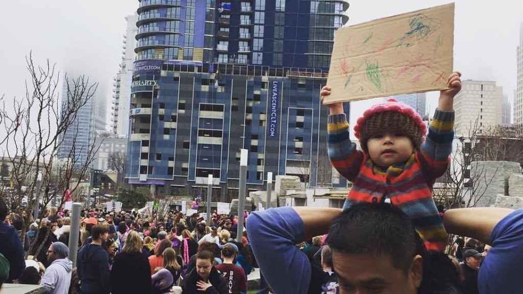La imagen de esta niña sosteniendo su cartel garabateado ha sido compartida miles de veces en las últimas horas.