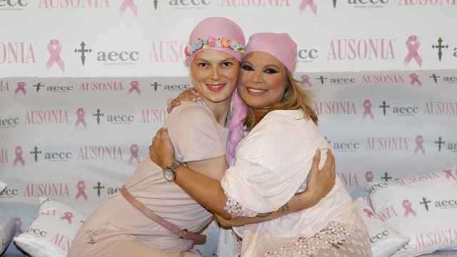 Terelu junto a Bimba Bosé en la campaña por la lucha contra el cáncer de mama.