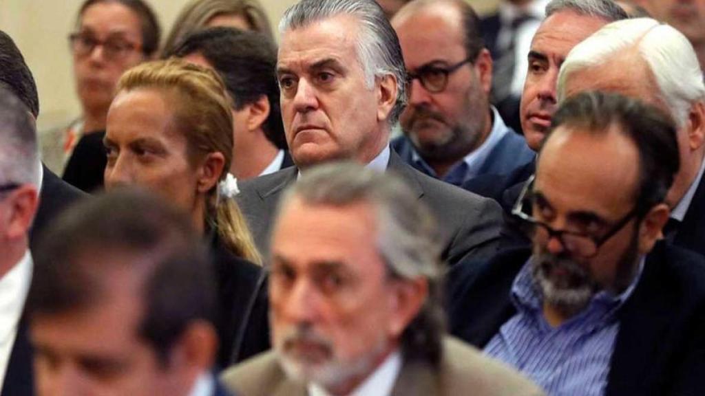 Luis Bárcenas, en el banquillo del juicio por el caso Gürtel. Delante, Correa.