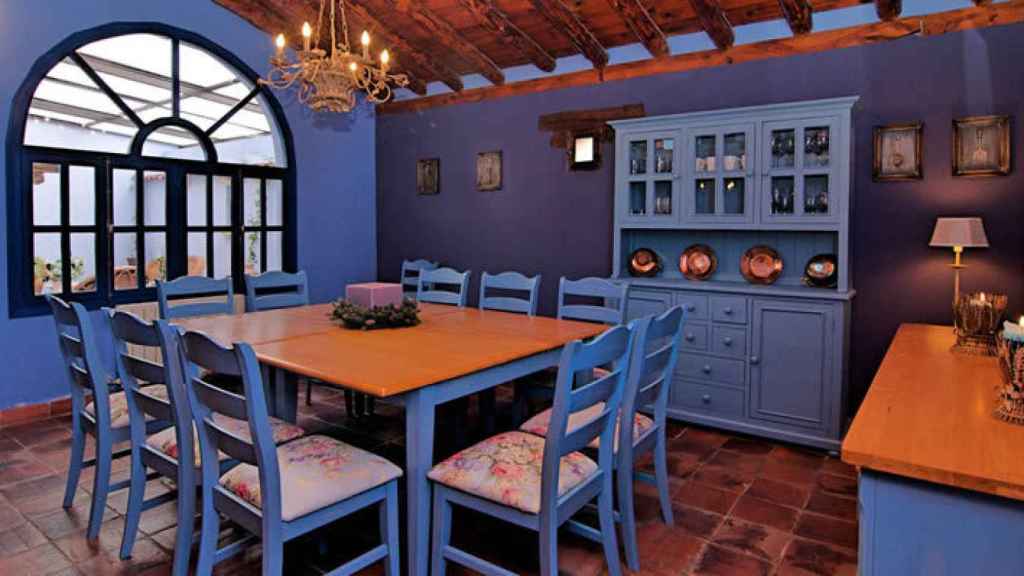 Una de las estancias de la casa rural pintada de color azul como le aconsejó al dueño Lucía Bosé.