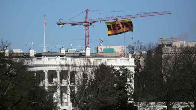 Cartel de Greenpeace junto a la residencia oficial de Trump