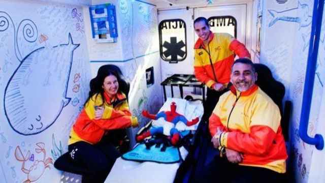 Interior de una ambulancia pediátrica con técnicos de transporte sanitario.