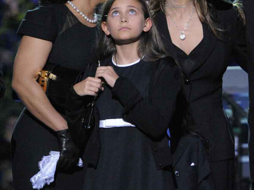 Paris con 11 años en el funeral de su padre en 2009.