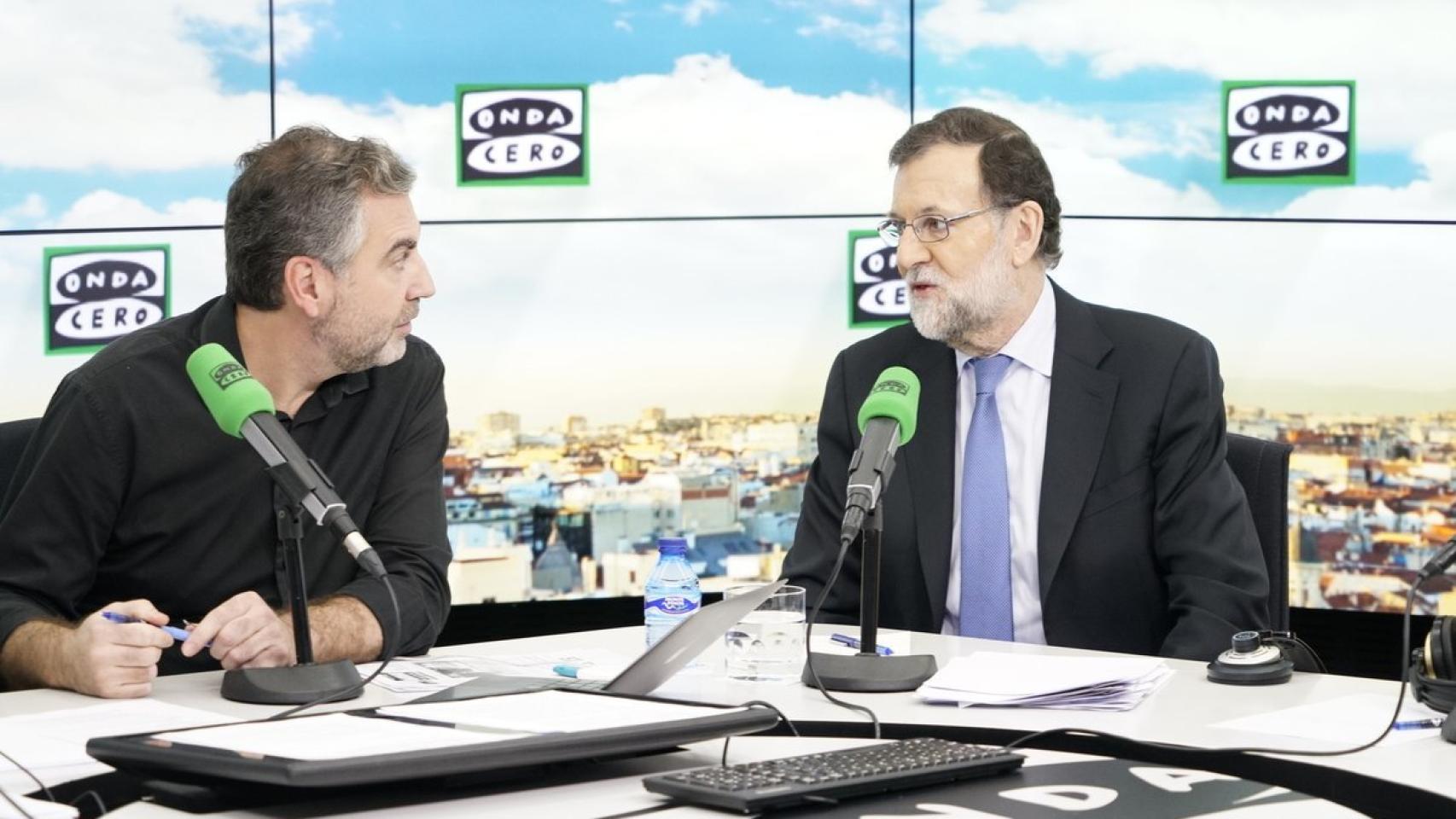 Mariano Rajoy junto al periodista Carlos Alsina en el estudio de Onda Cero en una imagen de archivo.
