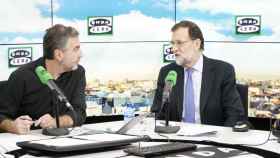Mariano Rajoy junto al periodista Carlos Alsina en el estudio de Onda Cero