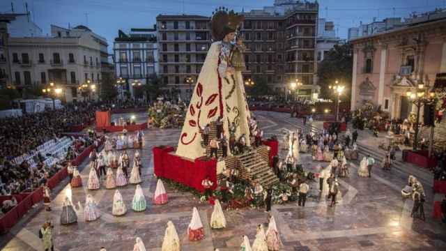 La plaza de la Virgen en Valencia, en la fiesta de las Fallas.