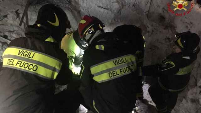 Bomberos en las labores de rescate tras la avalancha en el hotel Rigopiano en Farindola, Italia.