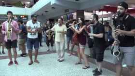 Imagen del improvisado (y más que pegadizo) 'flashmob' de la Orquesta de Cámara de Siero.