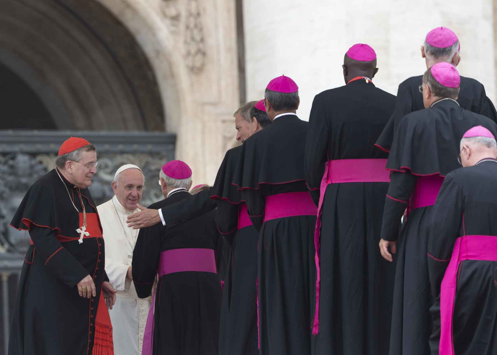 El cardenal Raymond Leo Burke (izquierda) junto al papa Francisco en un saludo a los obispos celebrado en septiembre de 2015.