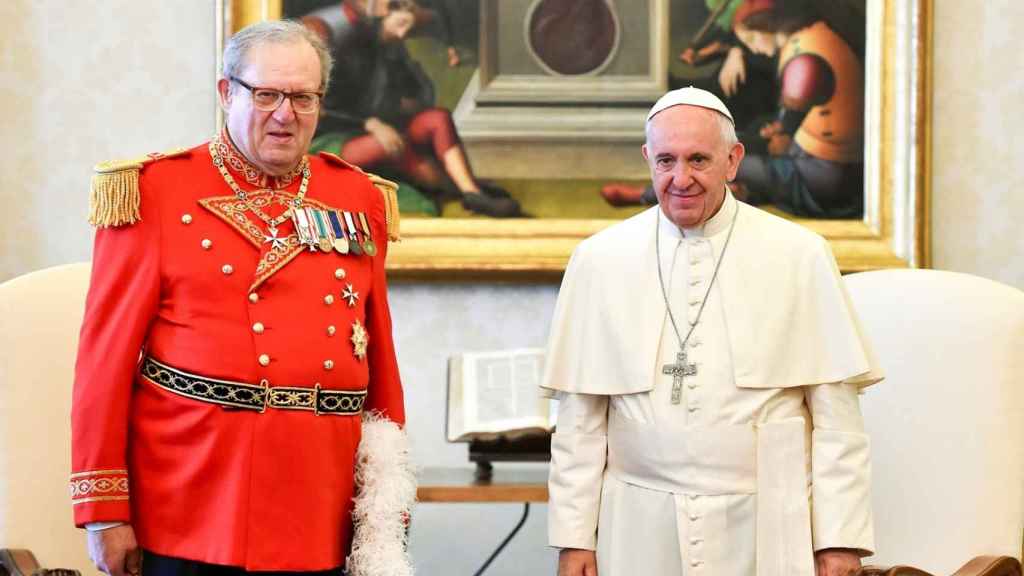 El hasta ahora gran maestro de la Orden de Malta junto al papa Francisco.