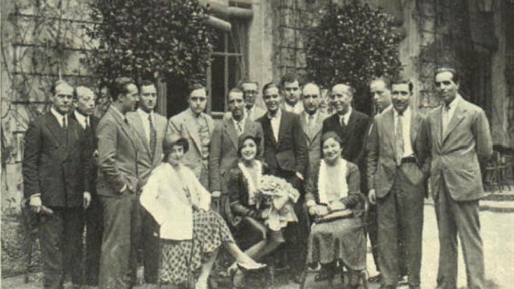 Un grupo de periodistas cinematográficos saludan a la actriz Rosita Moreno, María Luz Morales es la primera sentada a la izquierda, septiembre de 1931.