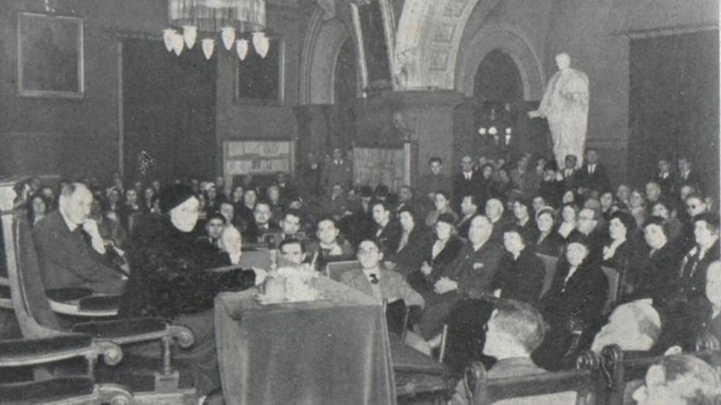 Impartiendo una conferencia en el Ateneo barcelonés en 1932.