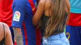 Messi besa a su novia, Antonella Rocuzzo, en el Camp Nou