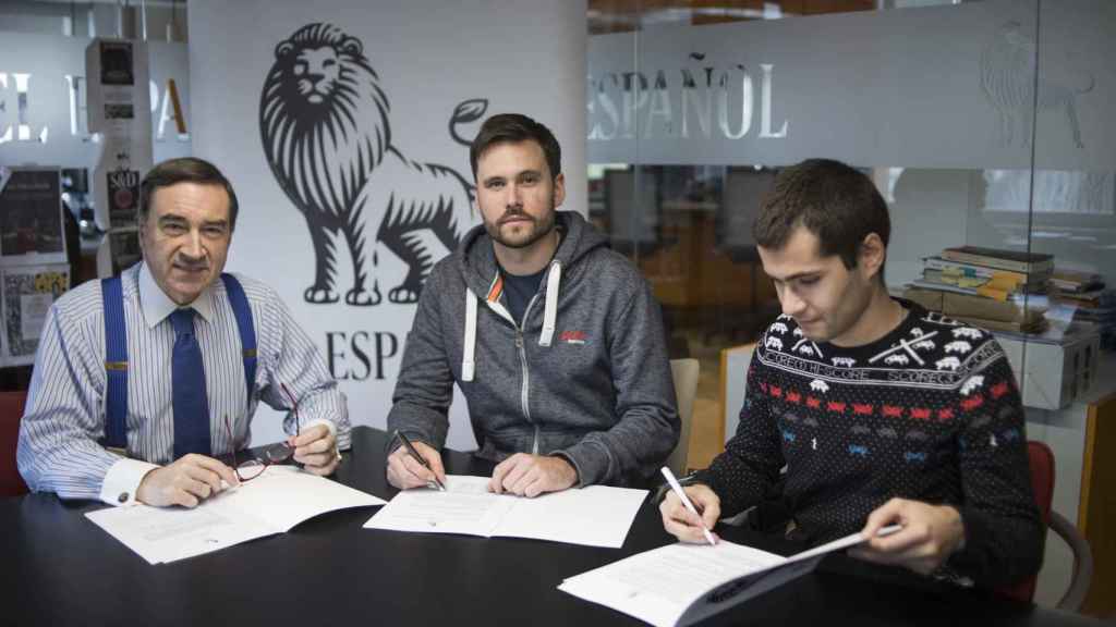Daniel Salas y Paolo álvarez firman el acuerdo con Pedro J Ramírez
