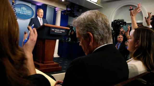 El portavoz de la Casa Blanca, Sean Spicer, atiende a los medios en una rueda de prensa.