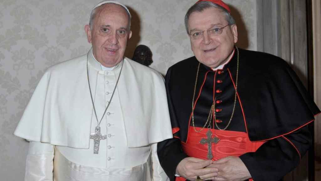 El papa Francisco junto al cardenal Raymond Leo Burke en septiembre de 2015.