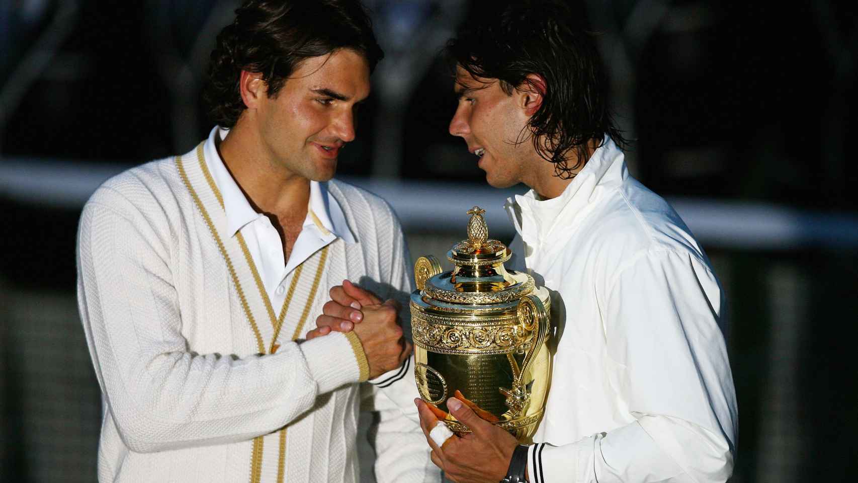 Federer y Nadal tras la final de Wimbledon 2008.