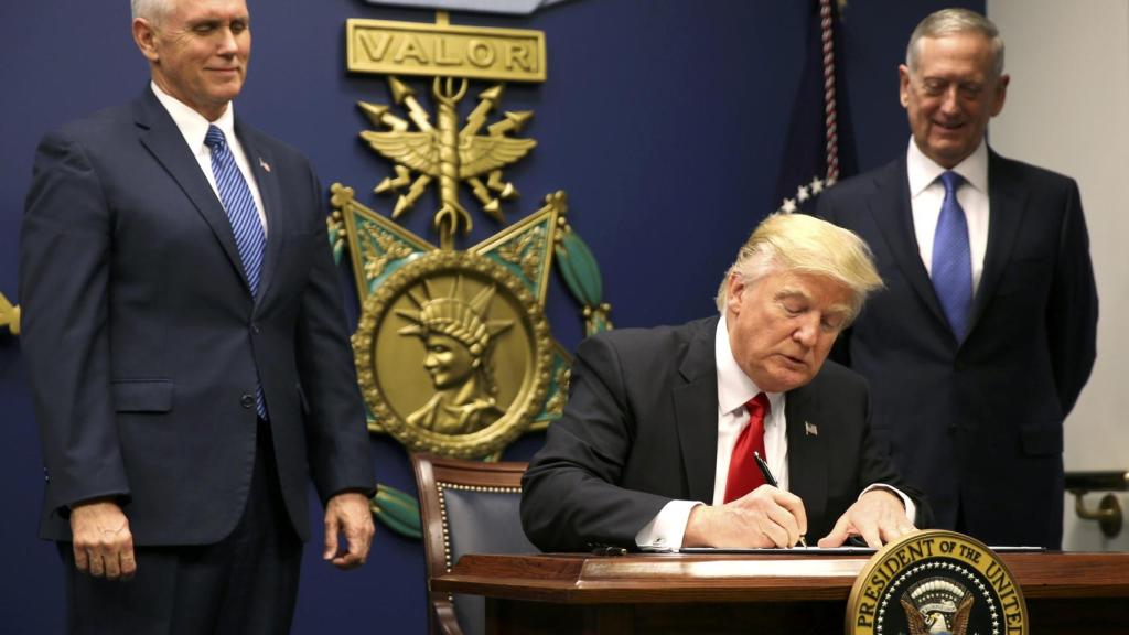 Trump visitó el Pentágono este viernes.