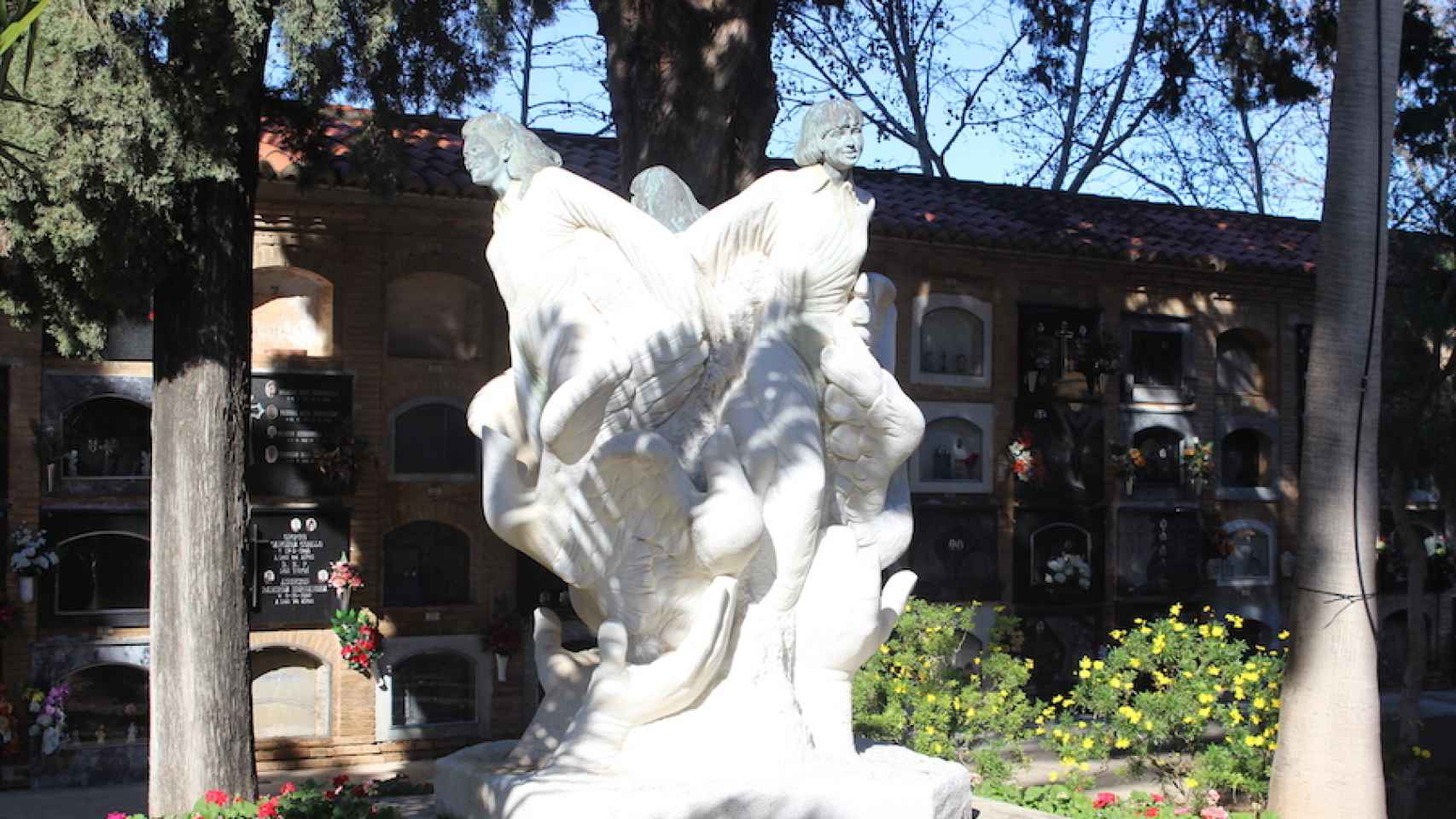 Un monumento en el cementerio de Alcàsser recuerda a Míriam, Toñi y Desirée